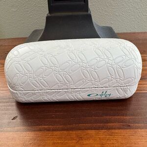 Oakley Hard Shell Eyeglass/Sunglass Case – White with Teal Interior